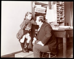 El profesor Atkinson, un curandero inglés, con una joven paciente, 1898